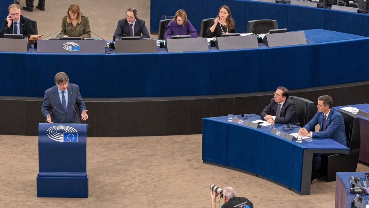 Carles Puigdemont y Pedro Sánchez, el pasado 13 de diciembre en el Parlamento Europeo. Foto: ÁLEX FLORES/EP