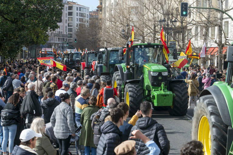 Tractorada en Santander este viernes. Foto: EFE/PEDRO PUENTE HOYOS