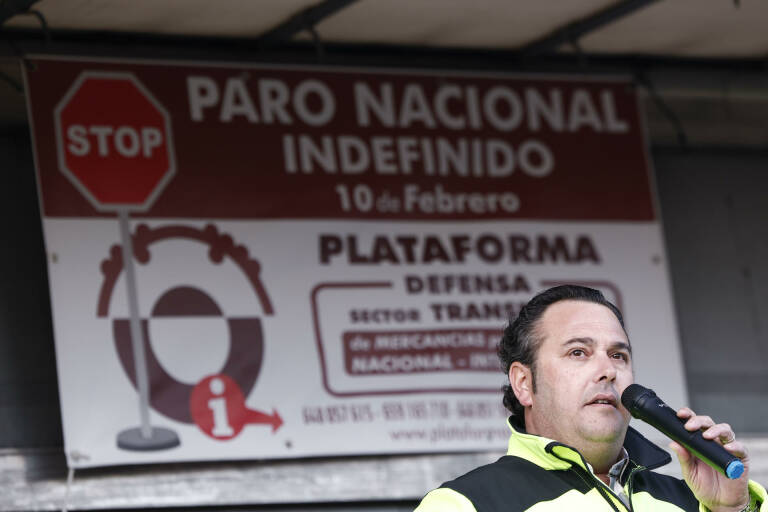 Manuel Hernández, portavoz de la Plataforma de Afectados del sector de Transportes. Foto: EFE/SERGIO PÉREZ