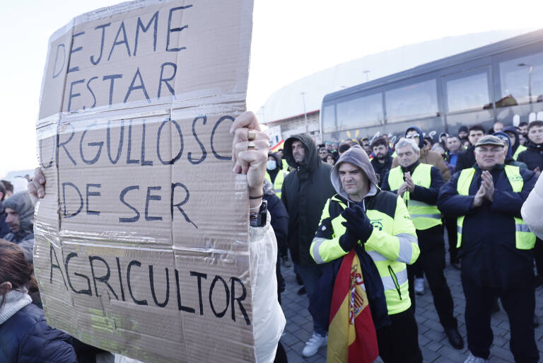 Decenas de personas participan este sábado en Madrid en una concentración de transportistas. Foto: EFE/SERGIO PÉREZ