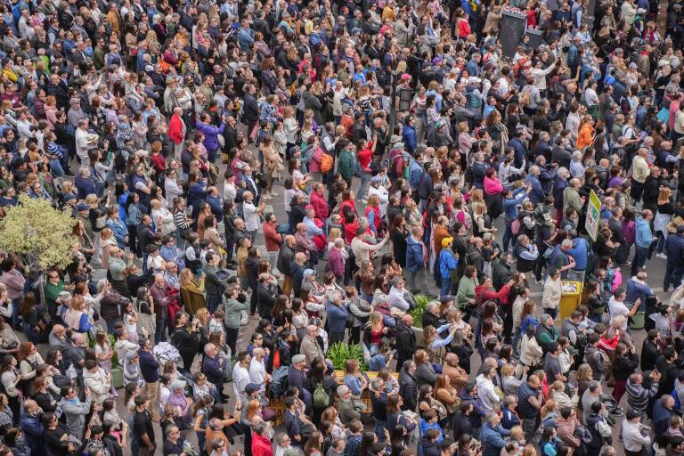 Cientos de personas durante la segunda ‘mascletà’ de las Fallas 2024. Foto: JORGE GIL/EP