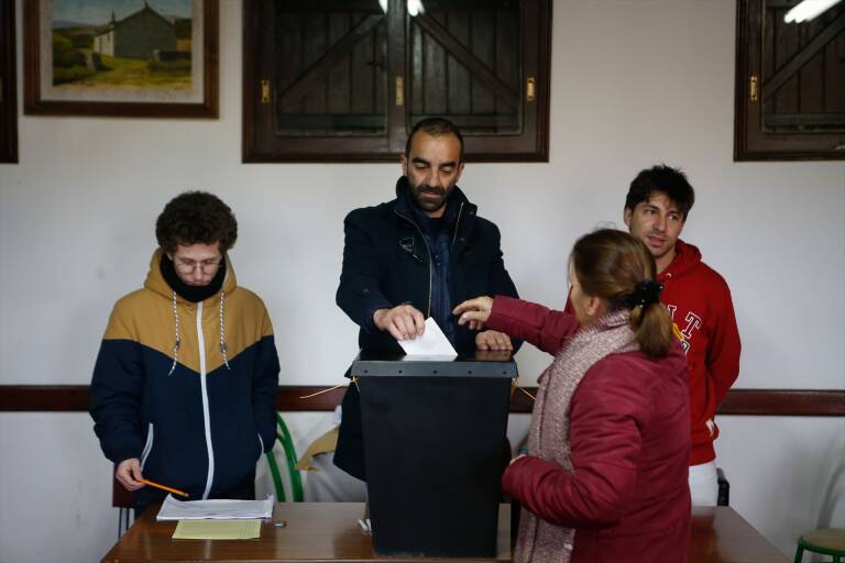 Un hombre vota durante las elecciones parlamentarias de Portugal. Foto: CARLOS CASTRO/EP