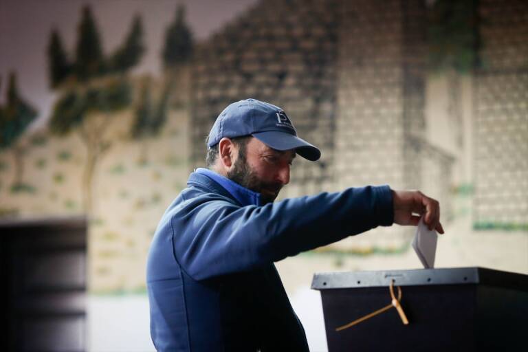 Un hombre vota durante las elecciones parlamentarias de Portugal. Foto: CARLOS CASTRO/EP