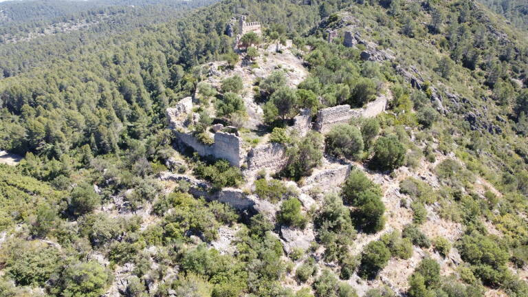 Restos del castillo de Vilallonga, desde las alturas.