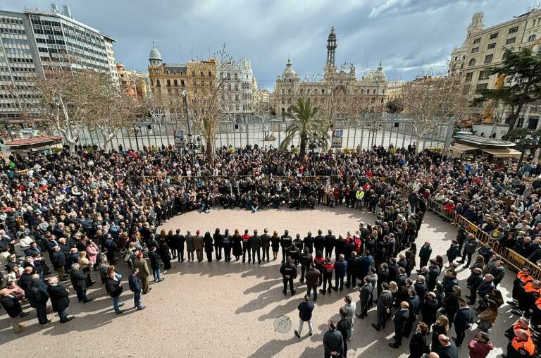 Minuto de silencio en la Plaza del Ayuntamiento, el pasado 24 de febrero.