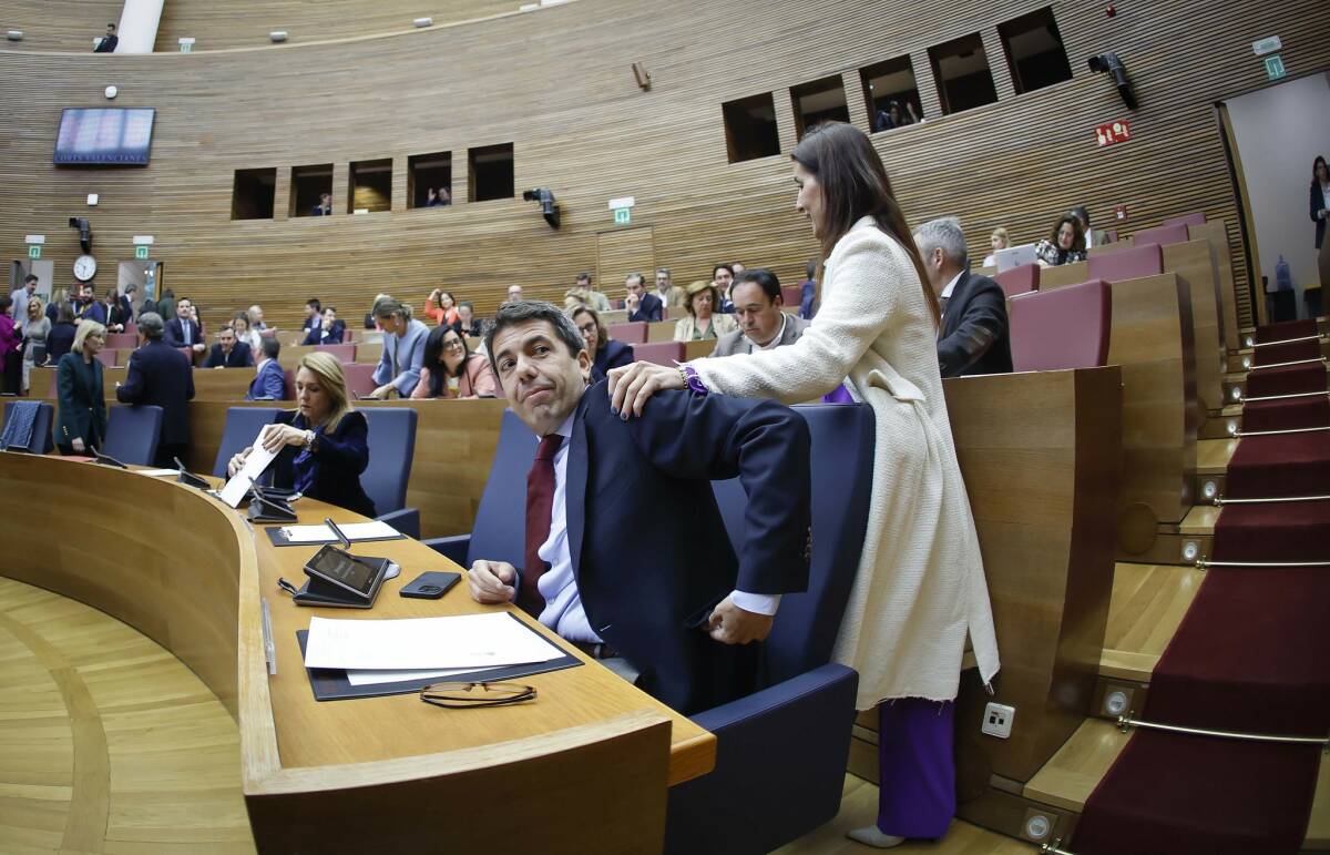El presidente de la Generalitat, Carlos Mazón, y la consellera de Hacienda, Ruth Merino. Foto: CORTS/José Cuéllar
