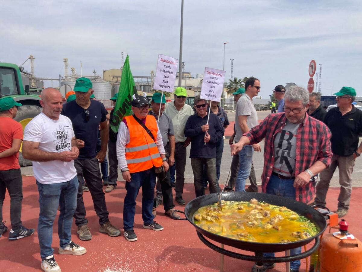La protesta ha tenido lugar en la entrada de la empresa Arroz Sos-Herba Ricemills. Foto: Unió Llauradora