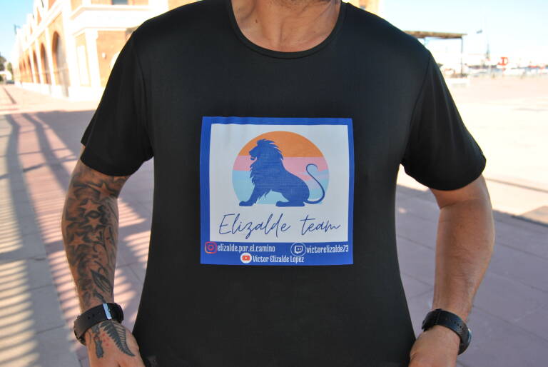 Elizalde luce una camiseta con su logo y los nombres de sus cuentas de redes sociales. DAVID COSTARROSA