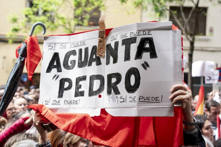 Concentración en Ferraz en apoyo a Pedro Sánchez. Foto: A. PÉREZ MECA/EP