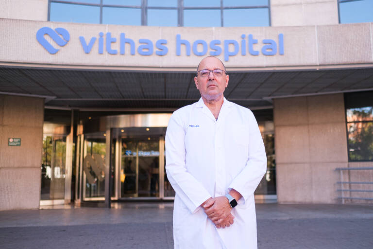 El cirujano Guillermo Pou frente a las instalaciones del Hospital Vithas 9 de Octubre