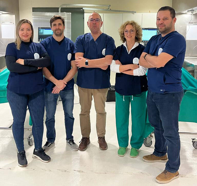 Imagen de los cinco cirujanos con que cuenta la Clínica de Hernia Especializada en el Hospital Vithas Valencia 9 de Octubre