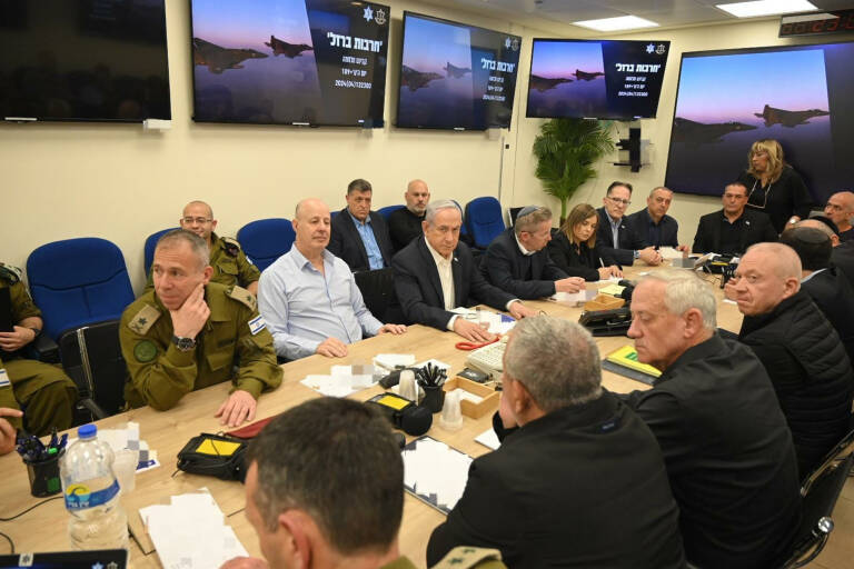 Benjamin Netanyahu junto al Gabinete de Guerra con carácter de urgencia. Foto: EFE