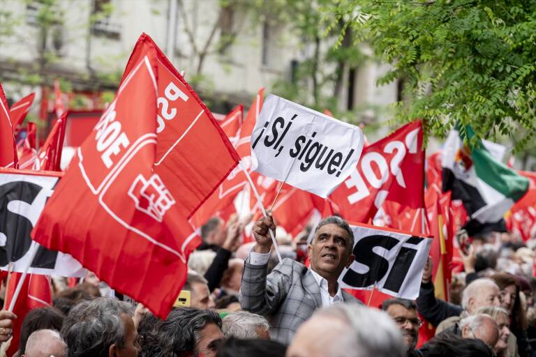 Concentración en la calle de Ferraz en apoyo al presidente del Gobierno, Pedro Sánchez. Foto: A. PÉREZ MECA/EP