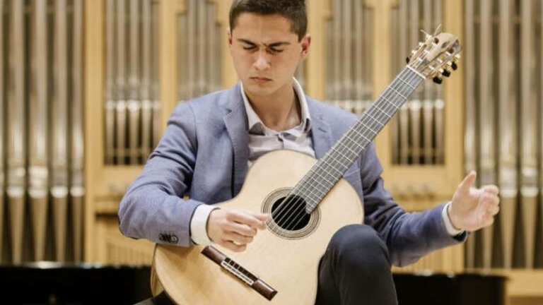 Ausiàs Parejo Wins First Prize in the Spain Guitar Music Competition in Tokyo, Earns Ambassador’s Cup and Concert Tour in Japan