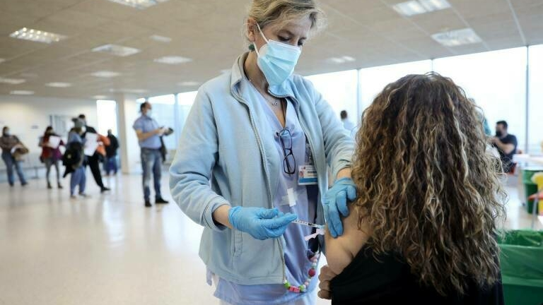 Health authorities will begin vaccinating people over the age of 18 against influenza starting on December 4