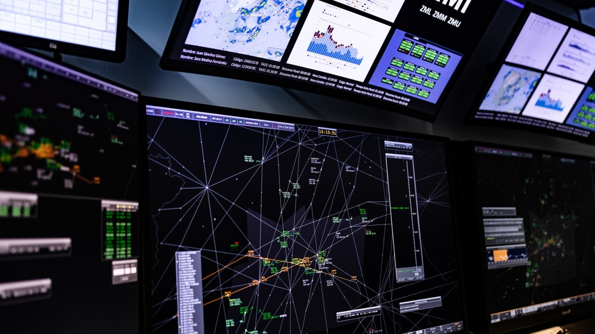 Enaire implanta con éxito la nueva posición de control aéreo en el Centro de Control de