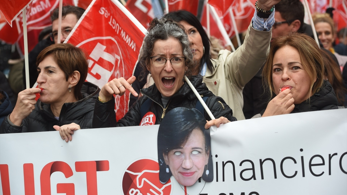 Thousands of bank employees demonstrated on the streets of Madrid demanding higher wages