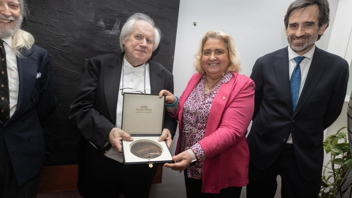 Grigory Sokolov Recibe La Medalla De Honor Del Palau De La Música 