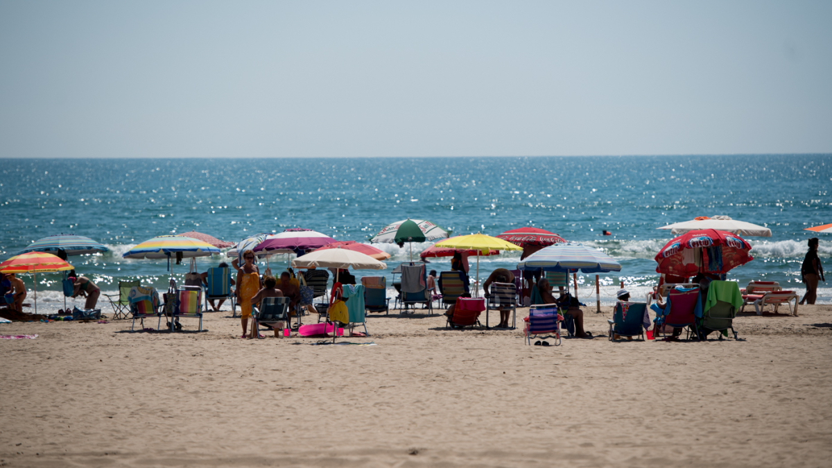 Entre pelotas y copas! El calor se acerca y Cullera ya prepara el  chiringuito para su playa nudista - Valencia Plaza